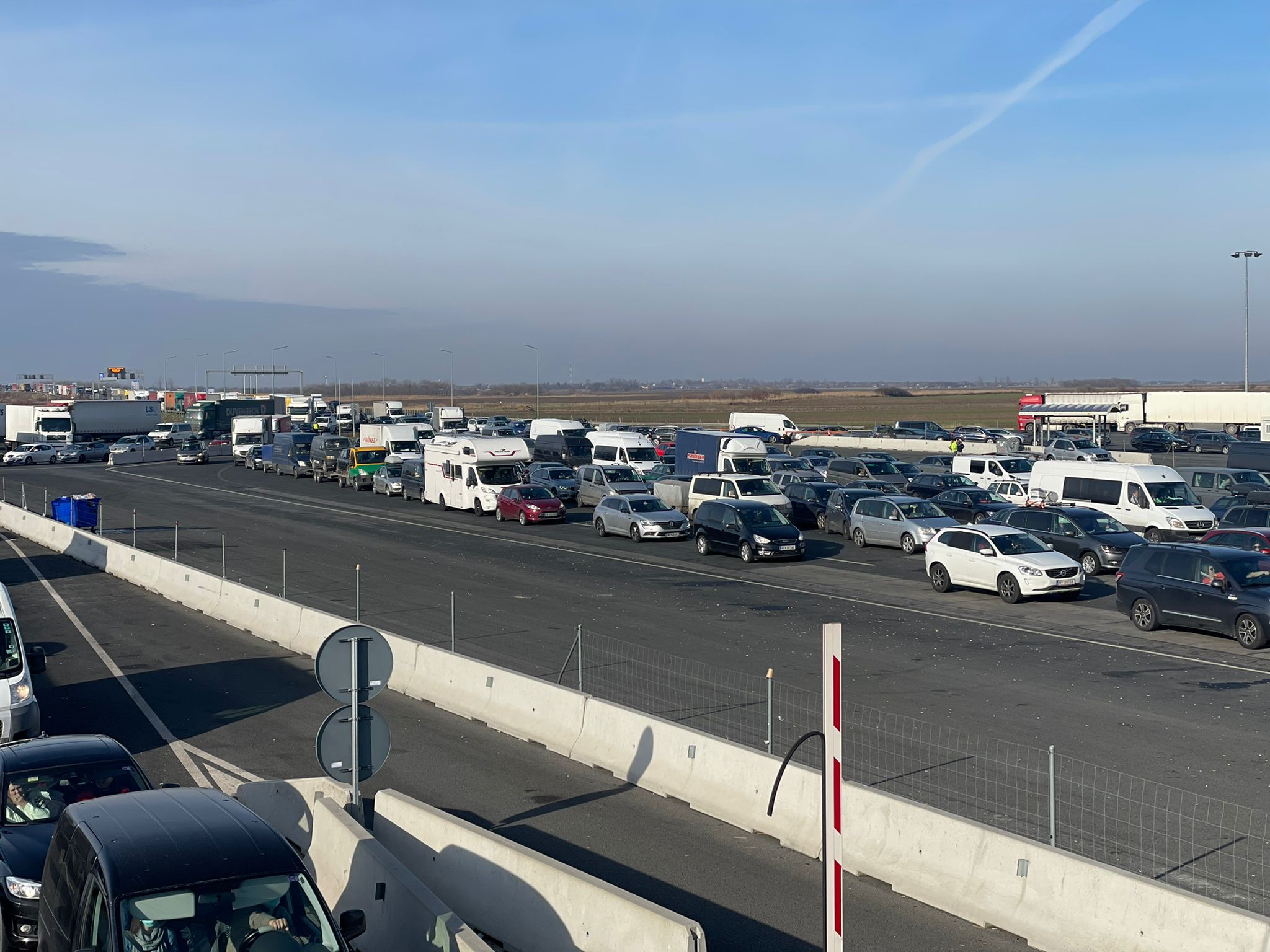 Cozi uriașe și timpi mari de așteptare la intrarea în țară, la Nădlac. Șoferii așteaptă o oră pentru a intra în România