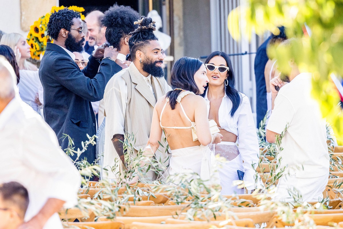 Creatorul de modă Simon Porte Jacquemus s-a căsătorit cu iubitul, cu Marco Maestri. La ceremonie a participat și o vedetă cu origini românești