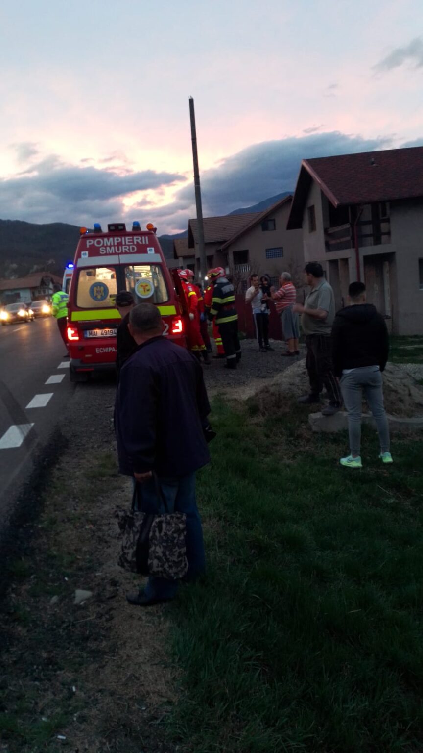Microbuz cu 23 de pasageri la bord, răsturnat în stațiunea Călimănești, județul Vâlcea