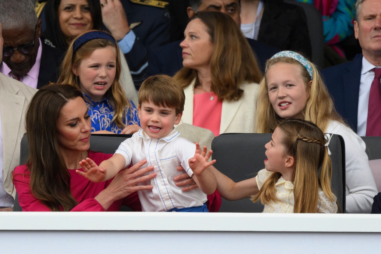 FOTO. Trăsnăile prințului Louis al Marii Britanii au confiscat toată atenția la parada finală a Jubileului de Platină al reginei Elisabeta a II-a. Nimeni nu l-a putut cuminți