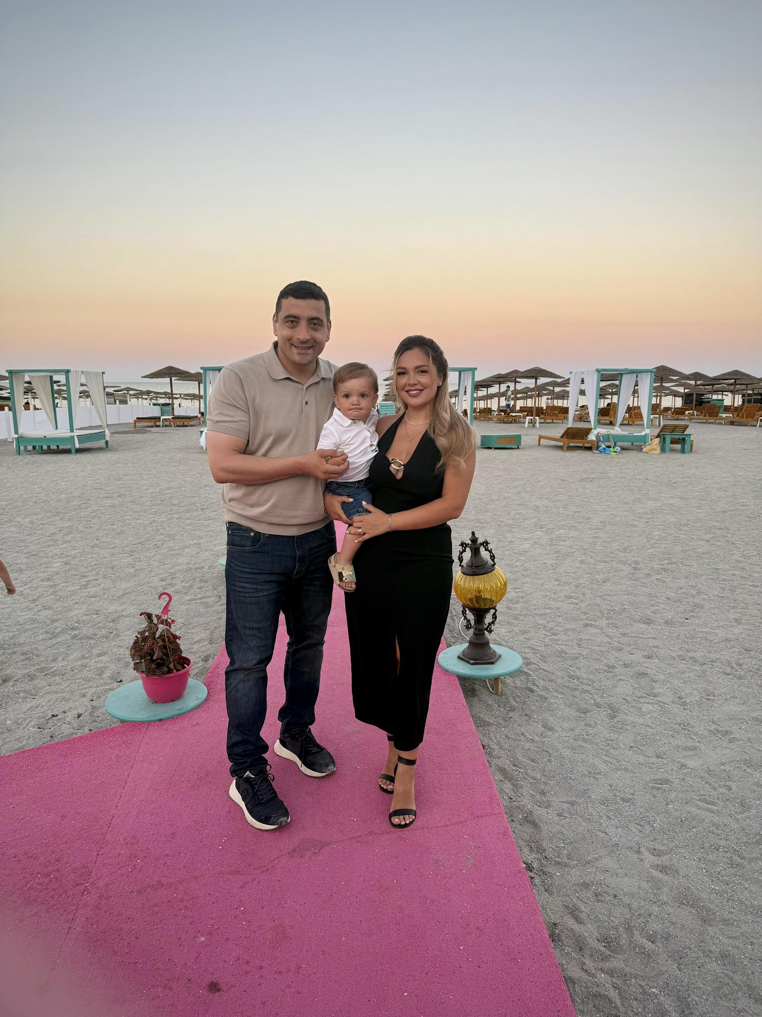 Cum arată soția lui George Simion în costum de baie. Liderul AUR a mers cu familia la mare, pe litoralul românesc