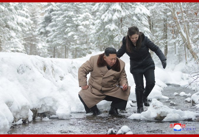 Kim Jong Un, călare pe un cal alb, pe muntele sacru al Coreei de Nord. Imaginile misterioase care prevestesc un anunț major