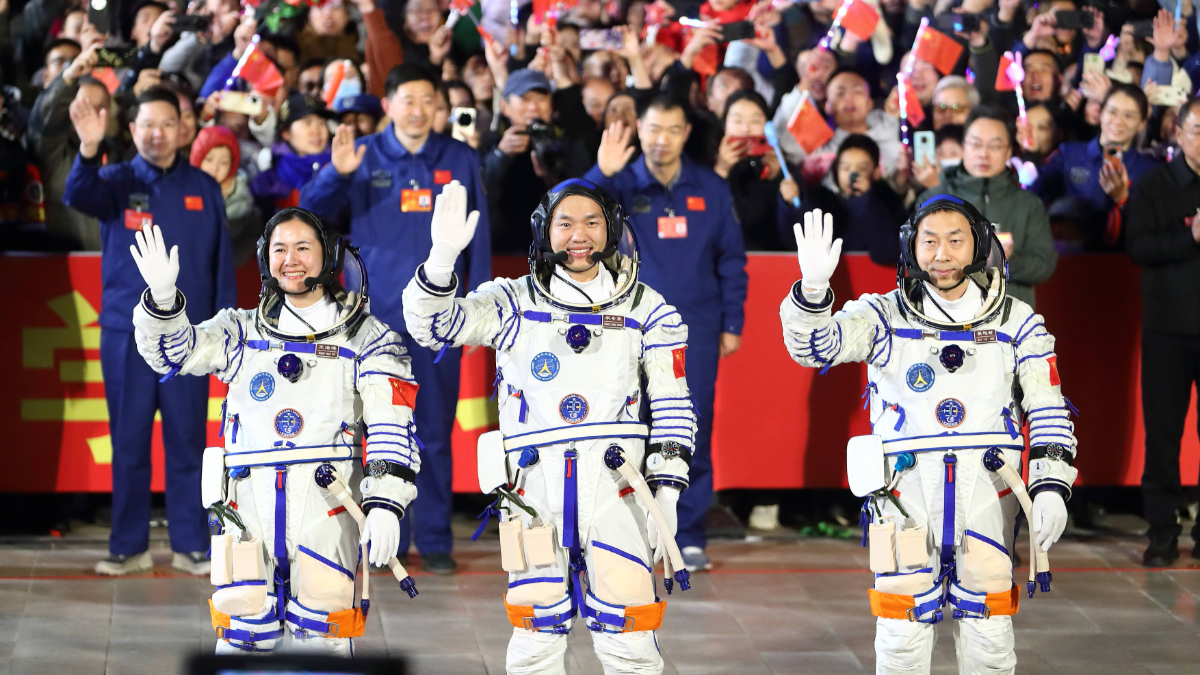 Cel mai tânăr echipaj al misiunii Shenzhou-19 a ajuns la bordul staţiei spaţiale chineze | VIDEO