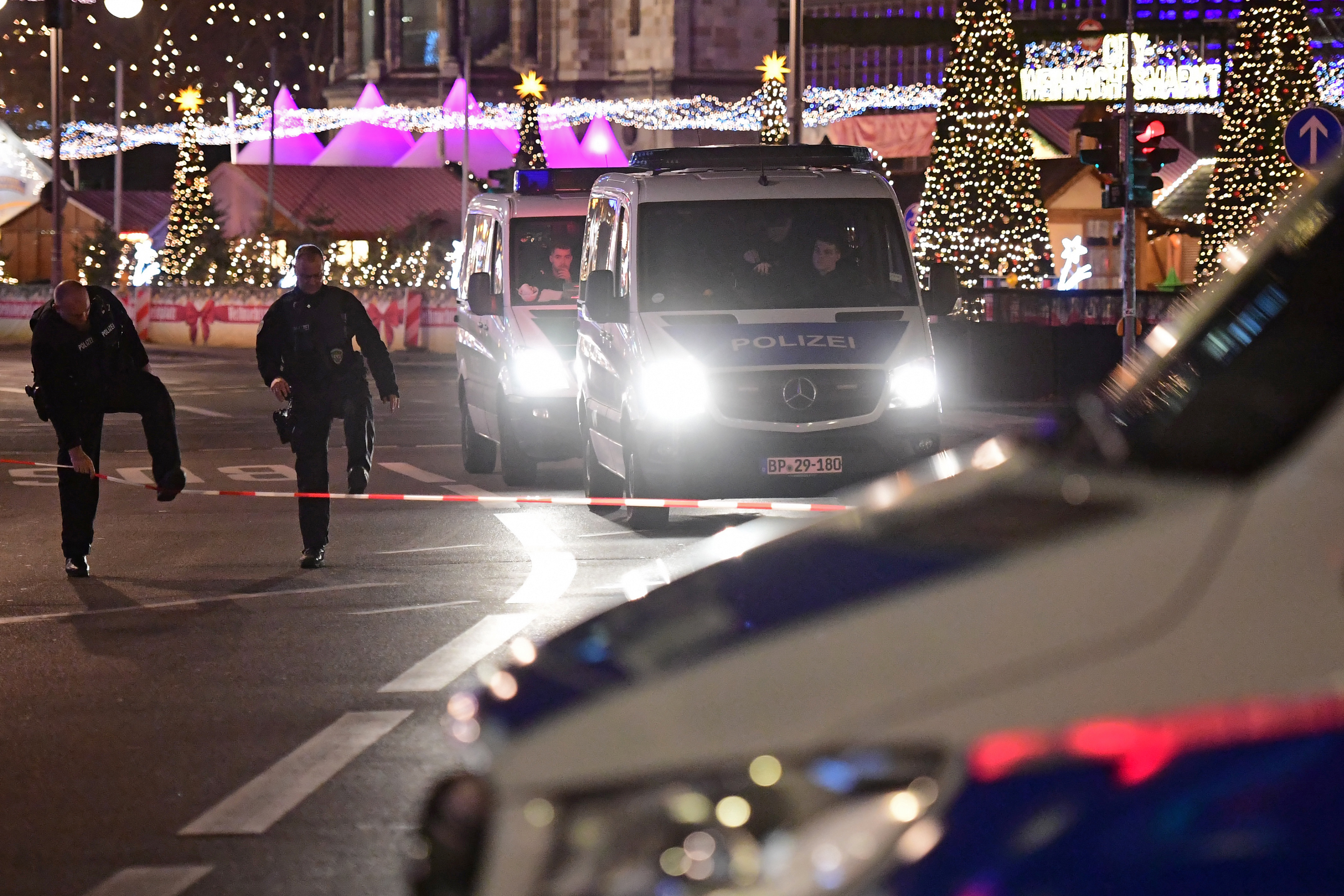 Târgul de Crăciun din Berlin, evacuat din cauza unui colet suspect. În urmă cu trei ani, în același loc mureau 12 oameni într-un atentat terorist