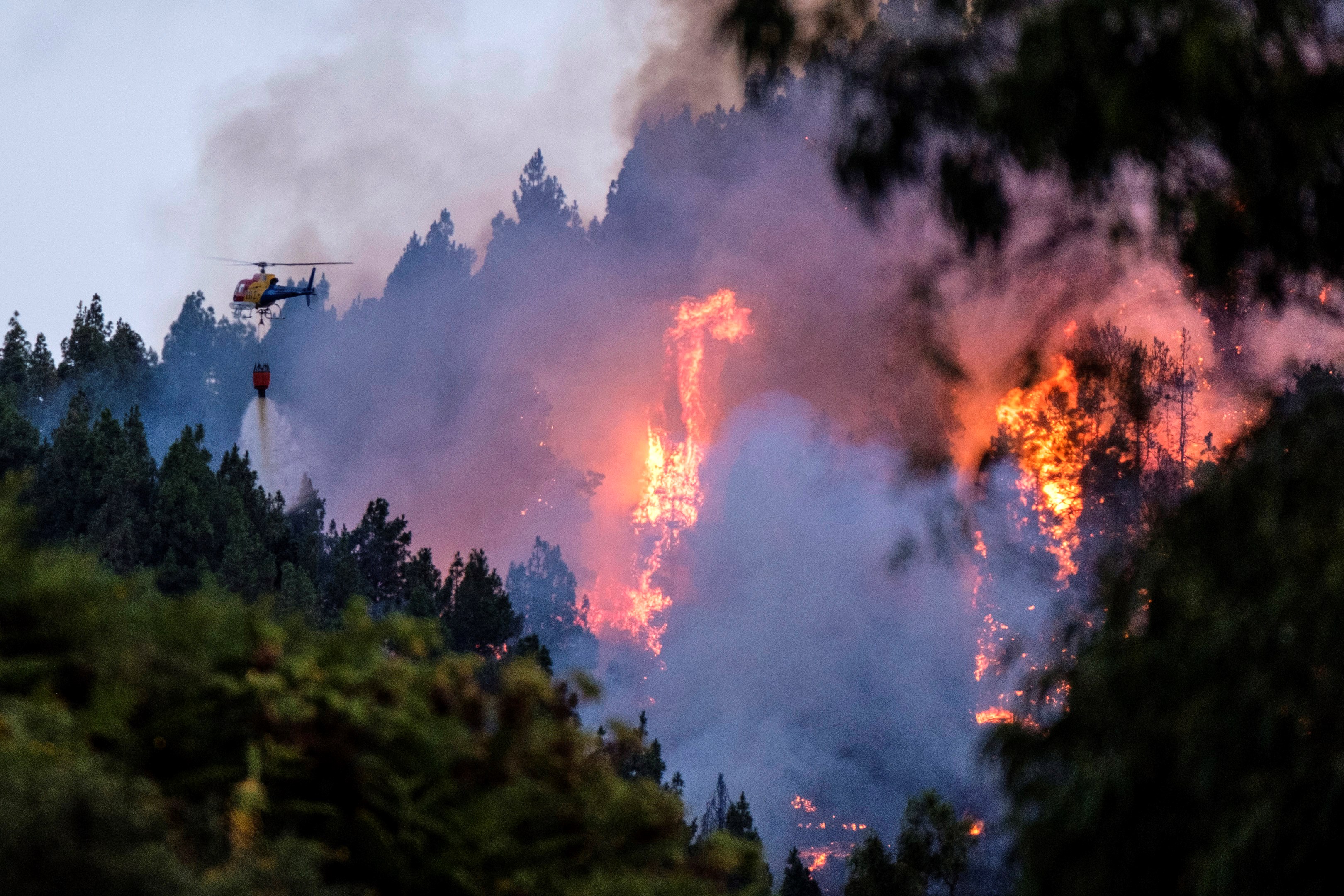 Peste 2.000 de persoane au fost evacuate, după ce un nou incendiu de pădure a izbucnit pe insula Gran Canaria. Pompierii abia localizaseră un focar, în urmă cu 5 zile