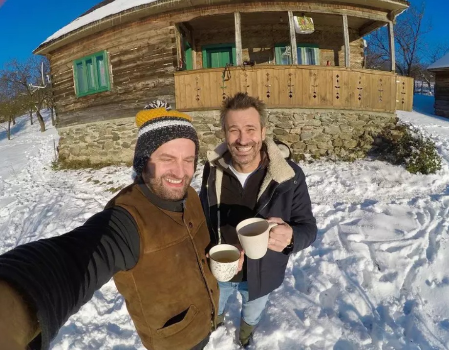 Imagini cu pensiunea neterminată din Maramureș a lui Sorin Brotnei. Are hambar și ciubăr: „Mi-am făcut raiul meu”