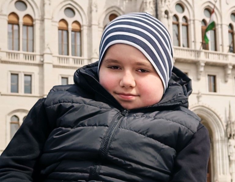 Megtagadta az állam a kisfiútól a segítséget: így havi 15 milliót kell kifizetni az életmentő gyógyszerre Ádám szüleinek