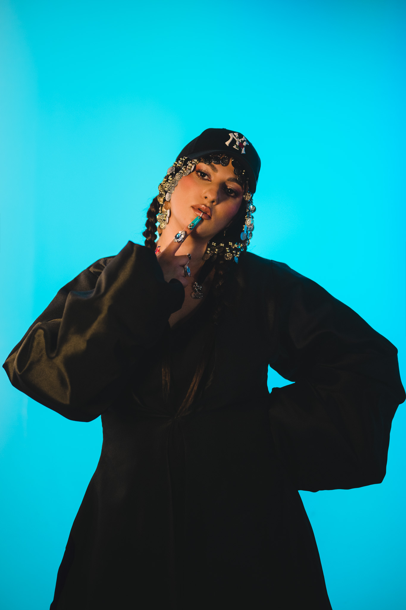 Cristina Stroe, soția lui Damian Drăghici, lansează „Dă și tu din”, un manifest muzical gipsy-pop-electronic. „Nu mă gândesc dacă mă place sau nu cineva”
