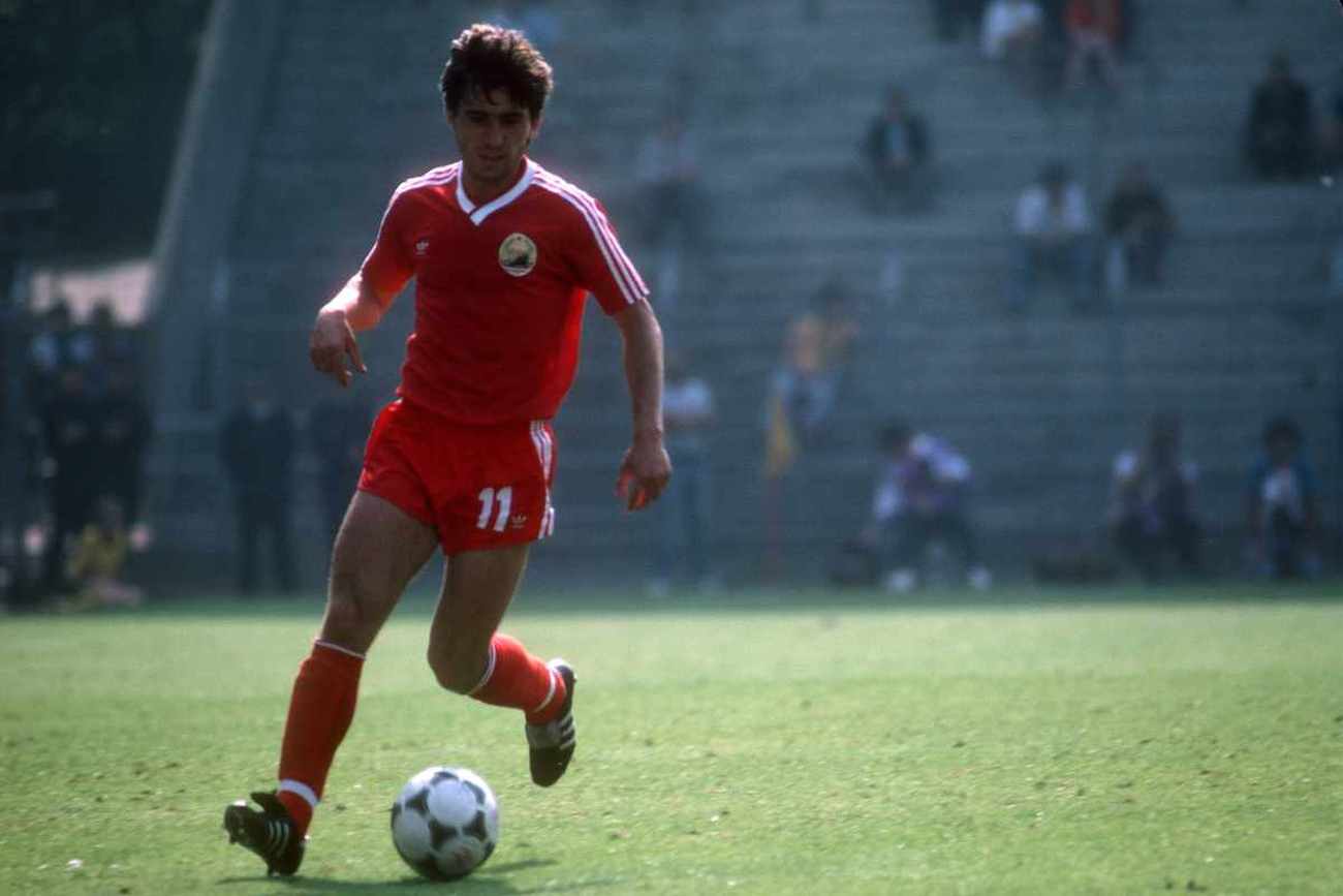 Cine a fost Mircea Lucescu. Imagini de arhivă cu căpitanul României la Mondialul din 1970, creatorul lui Dinamo de la finalul anilor '80 și unul dintre cei mai titrați antrenori din istorie