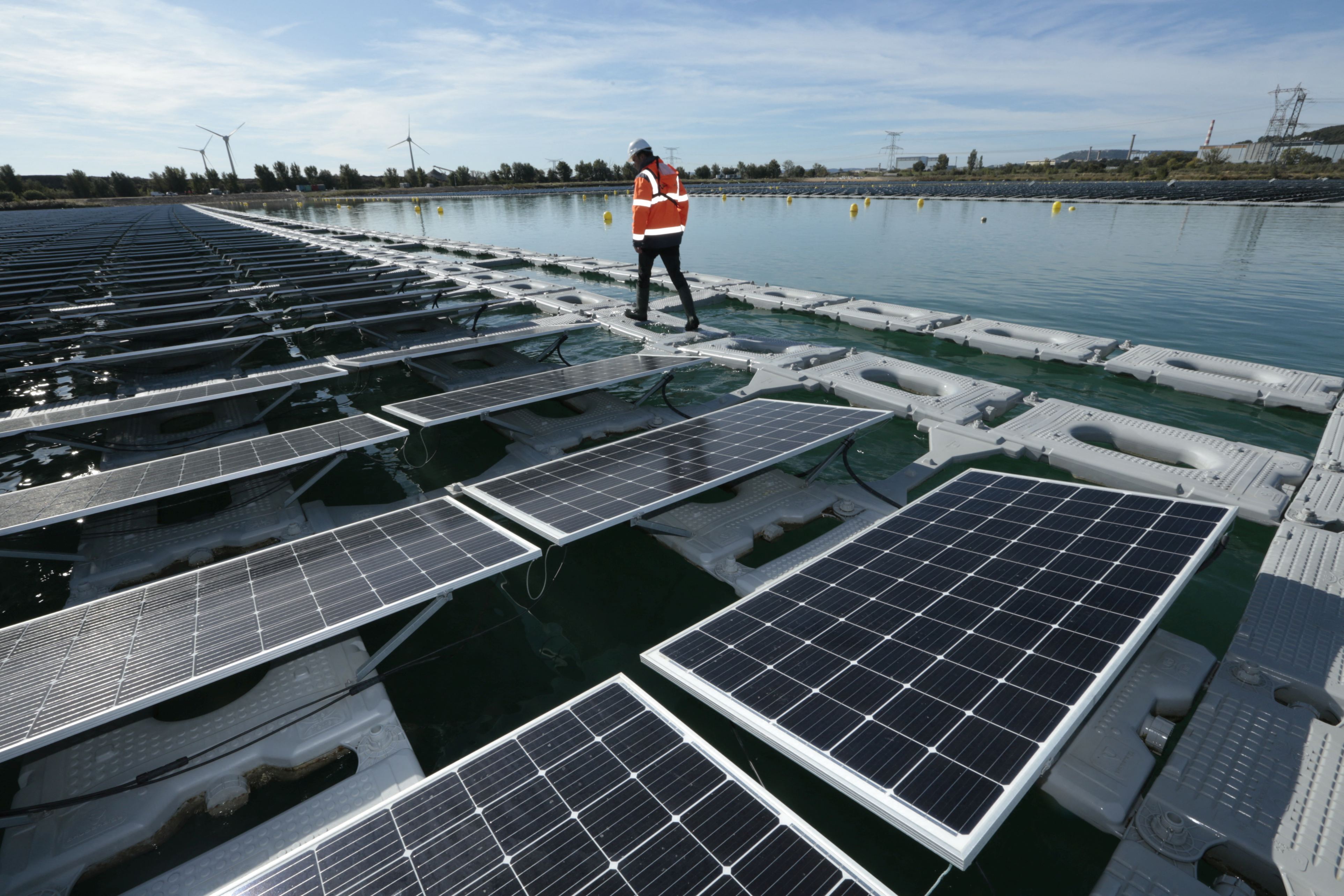 Prima fermă solară plutitoare din Europa, inaugurată în Franța. Poate alimenta cu energie un oraș cât Năsăudul