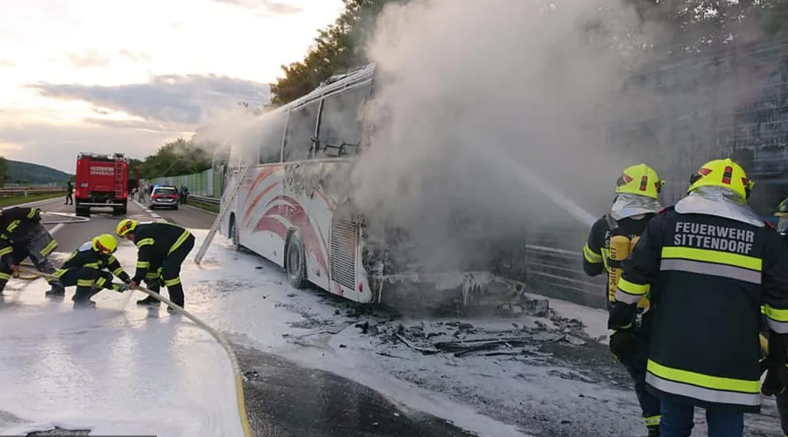 Un autocar cu 49 de români a fost mistuit de flăcări pe o autostradă din Austria. UPDATE MAE: "Oamenii sunt în afara oricărui pericol"