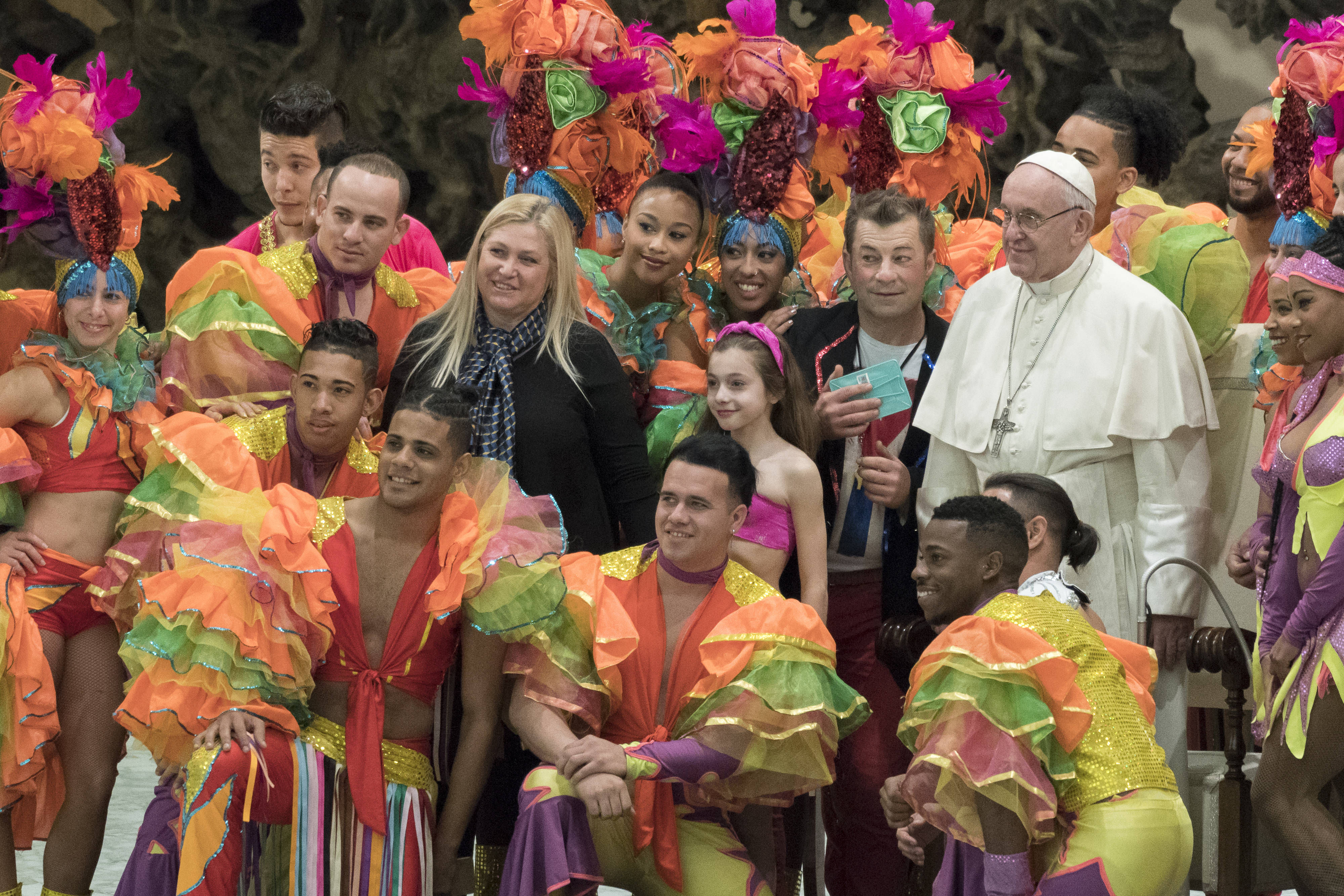FOTO | Imagini inedite cu Papa Francisc. Suveranul Pontif a fost vizitat de artiști de circ