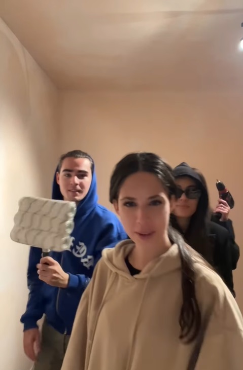 Ipostaza în care s-au filmat Radu Ștefan Bănică și sora Violeta. Tânărul actor s-a mutat într-un nou apartament: „Bine pe construcții”
