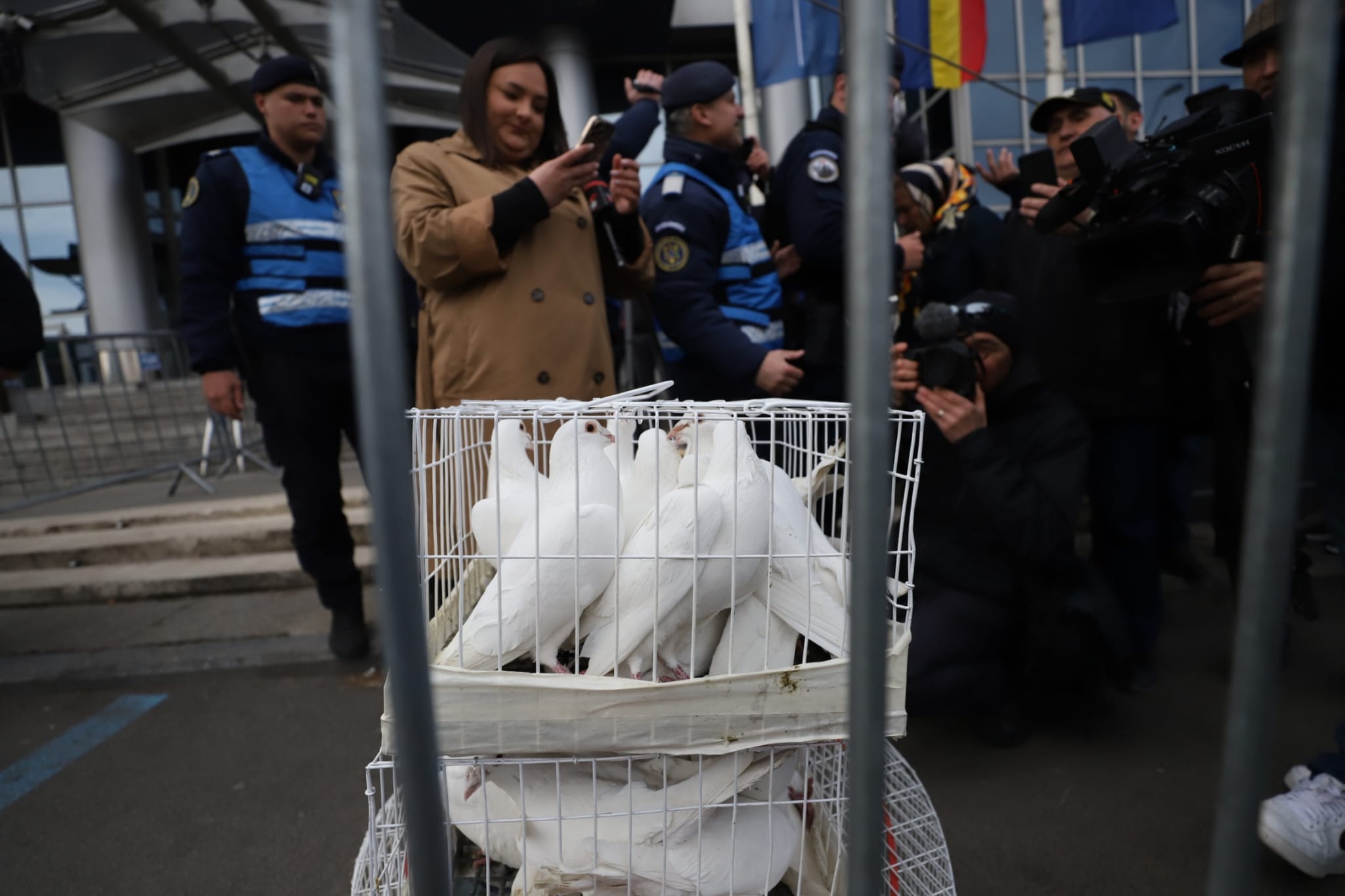 Călin Georgescu, în fața judecătorilor de la Înalta Curte. Susținătorii lui au venit cu porumbei albi și flori: „Pace, credință și iubire”