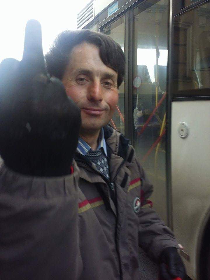 A fost reţinut perversul care pipăia femeile în autobuzele din Braşov! Ce i-a făcut o poliţistă! VIDEO