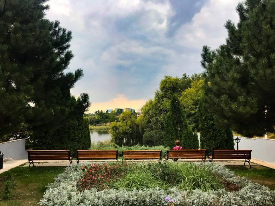 Apocalipsa din Parcul Tei: complexul de distracții abandonat, bănci vandalizate, munți de gunoaie, pontoane devastate. Pericol iminent de tragedii!