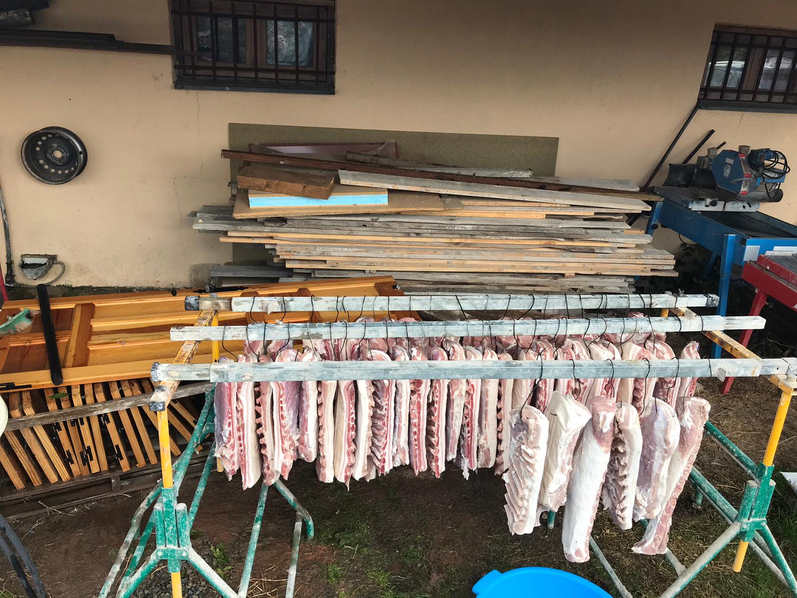GALERIE FOTO/ Cum petrece Crăciunul ardeleanul ales primar în Spania. Afumă slănină în curtea casei și merge la colindat