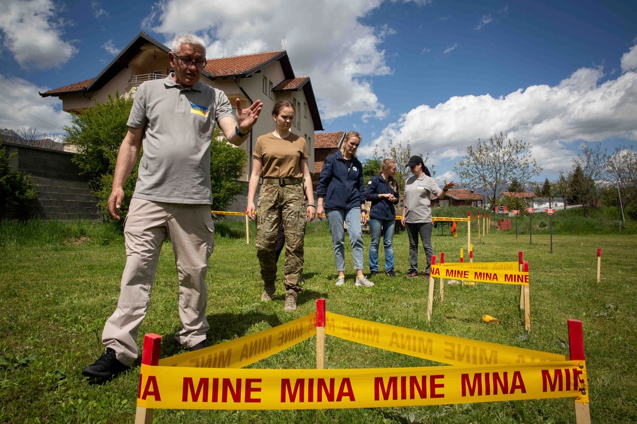 La 2.000 km de casă și de bărbații aflați pe front, tinere din Ucraina învață să găsească și să dezactiveze minele rusești