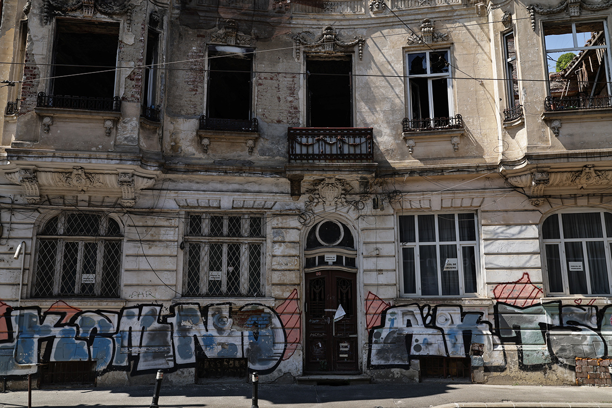 Zona veche din Calea Moșilor a îmbătrânit urât. Strada arată ca după un dezastru apocaliptic