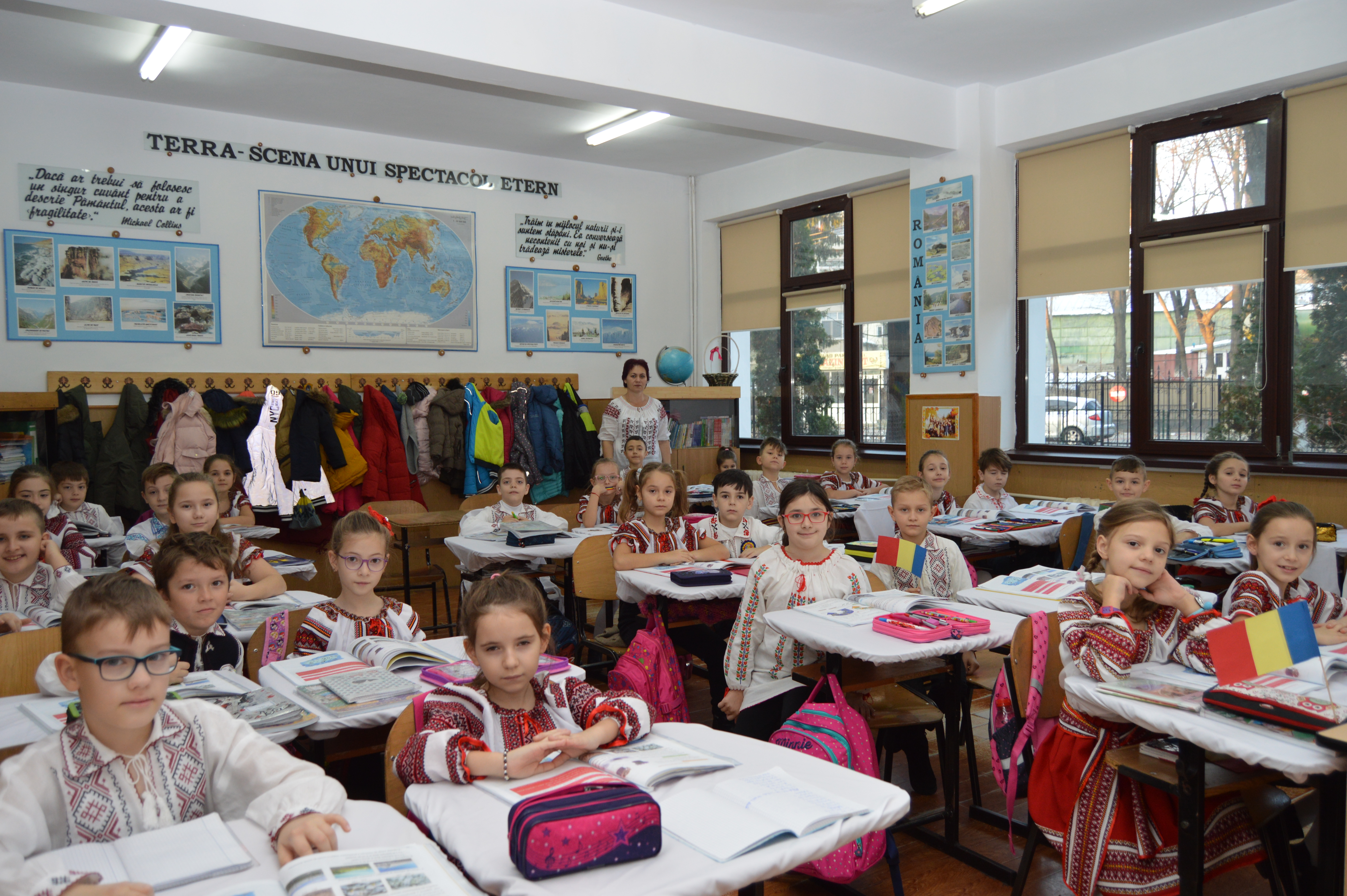 GALERIE FOTO/ Zeci de mii de elevi și cadre didactice din județul Vaslui au îmbrăcat costumele naționale. Mobilizarea a fost fără precedent în istoria județului