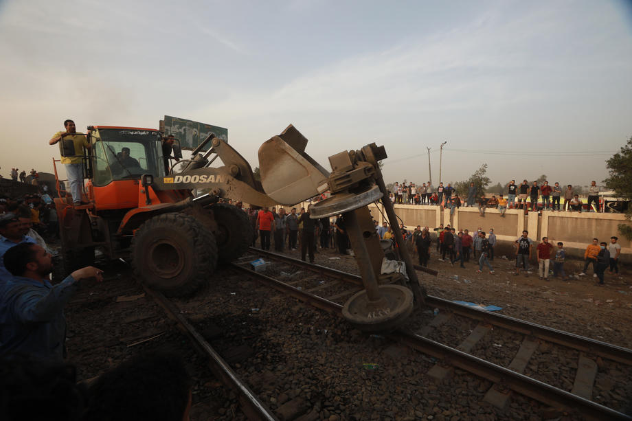 11 morți și aproape 100 de răniți, după ce un tren a deraiat în Egipt