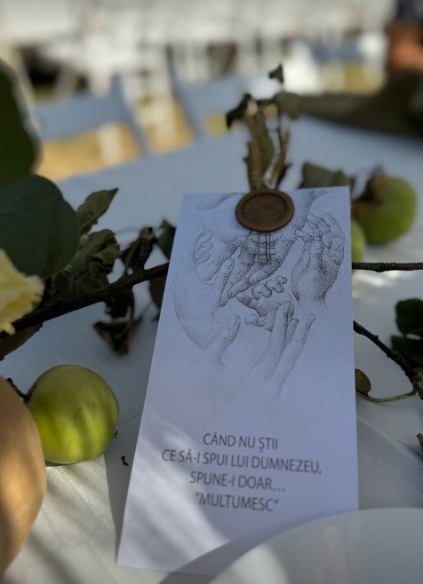 Imagini de la botezul celei de-a patra fetițe a Laurei Cosoi. Evenimentul a avut loc în Maramureș, iar invitații au primit mâncare gătită la ceaun