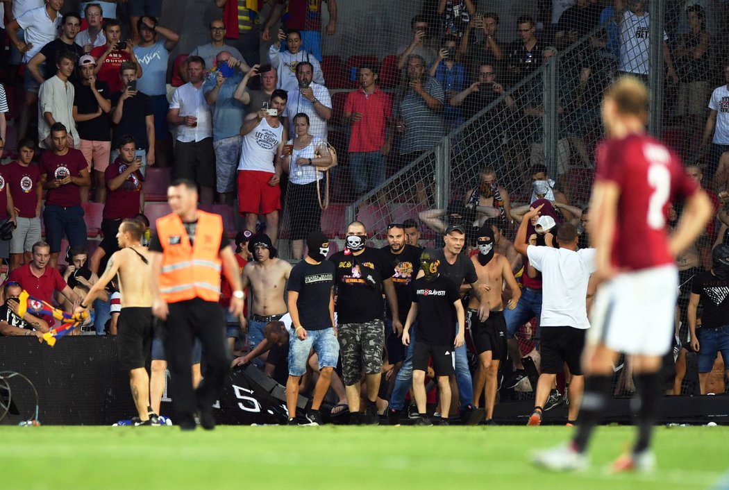 Arbitrul Colțescu a scăpat miraculos din revoluția de la Praga | FOTO&VIDEO