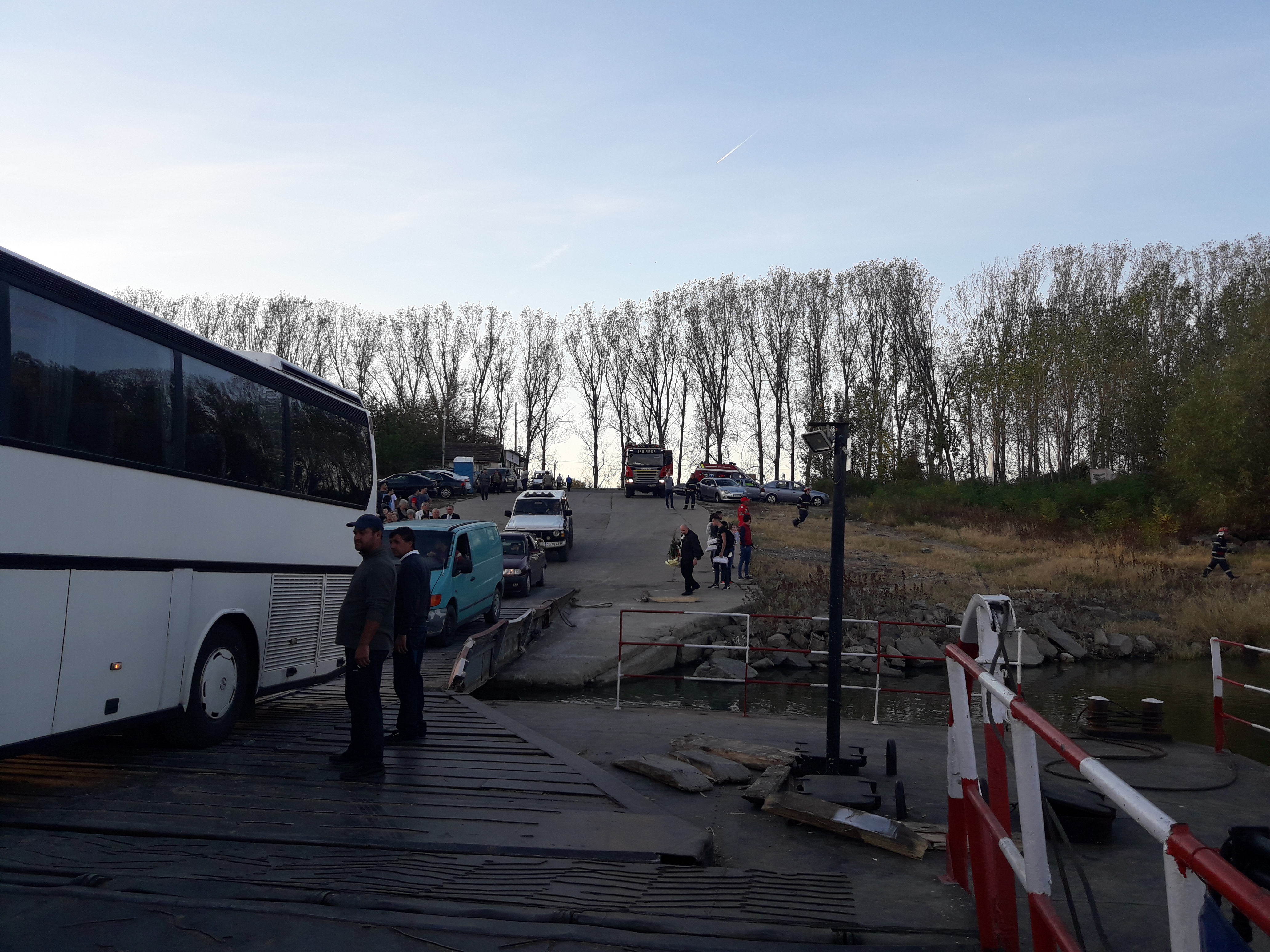 FOTO&VIDEO/ O autocisternă a căzut în Dunăre, la Călărași