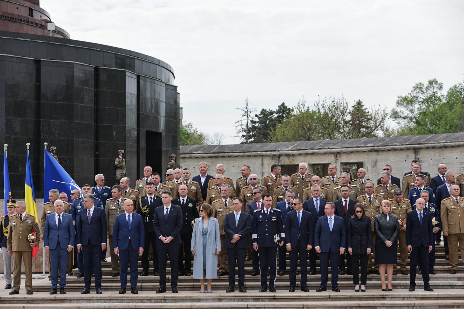 Ziua Forțelor Terestre 2025. Ilie Bolojan a vizitat fără Marcel Ciolacu expoziția de echipamente și tehnică militară din Parcul Carol | VIDEO