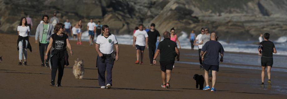 FOTO | Prima zi de relaxare a măsurilor din Spania: “Jumătate din populația Barcelonei face jogging sau merge cu bicicleta”. Premierul vrea prelungirea stării de alarmă