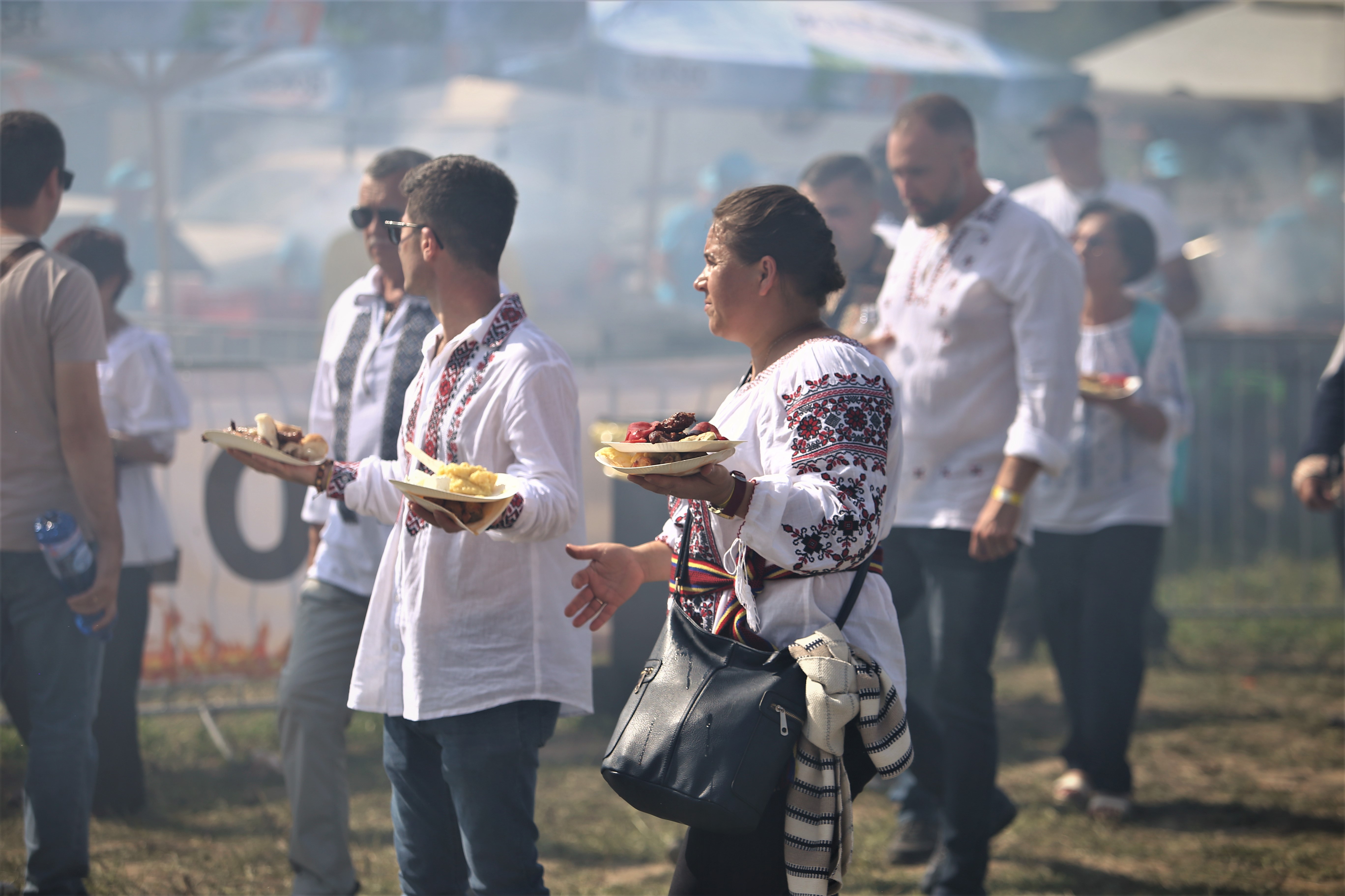 O mireasă și două nunți. Cum a petrecut poporul în vale, iar ceilalți invitați, în deal, la căsătoria „domnului AUR”, George Simion