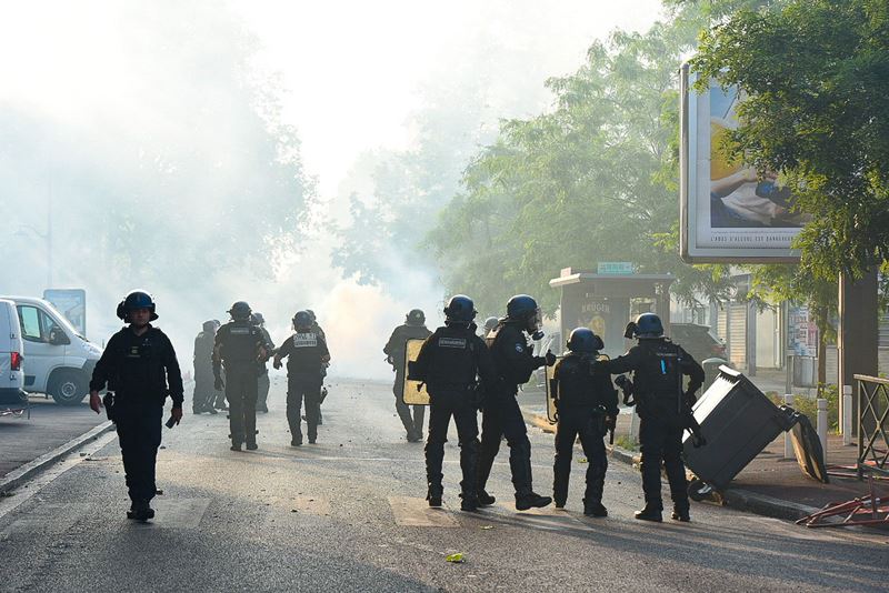 Proteste violente în Franța după ce poliția a împușcat mortal un adolescent de 17 ani care a refuzat să oprească în trafic