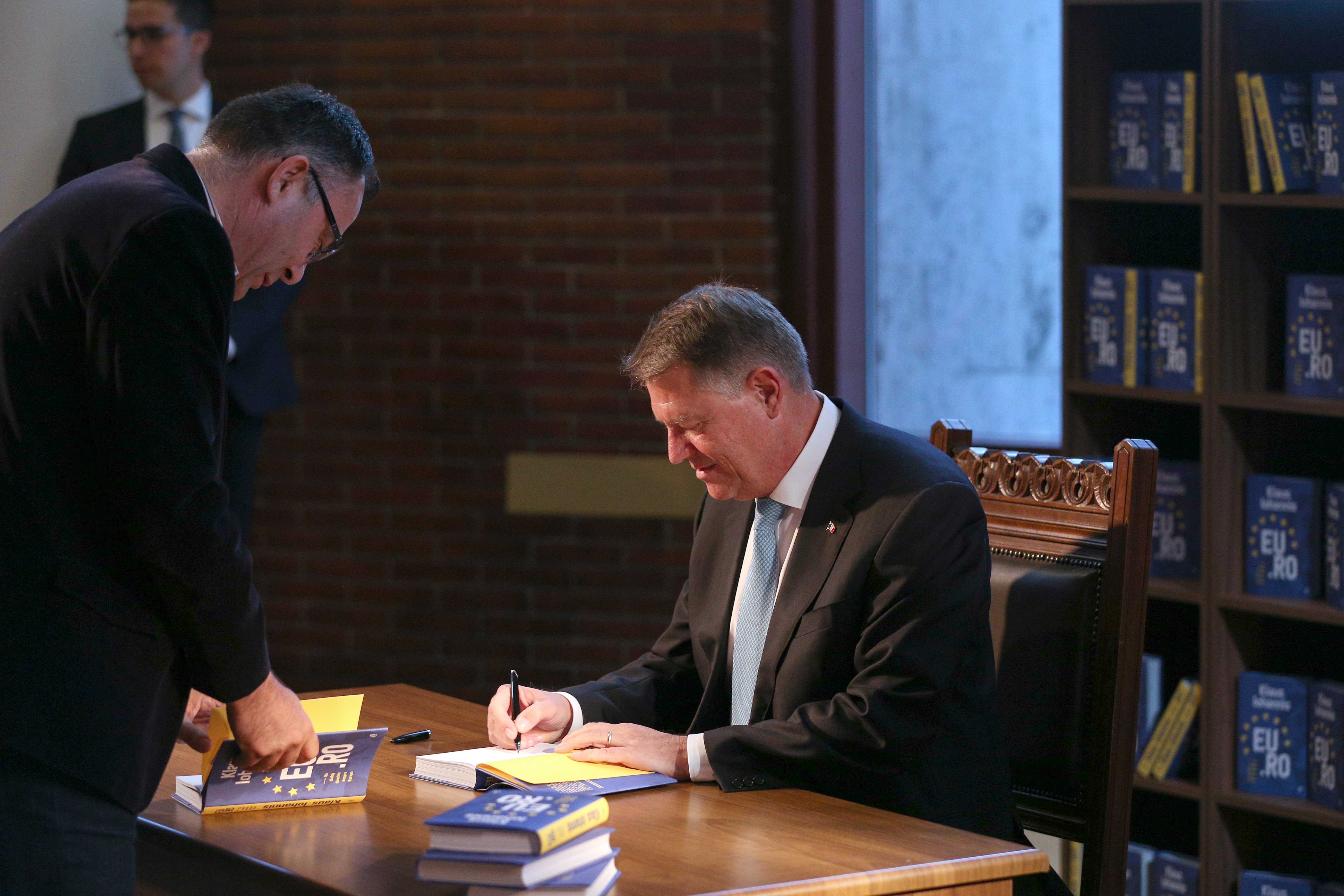 Klaus Iohannis şi-a lansat a treia carte, a criticat PSD și Guvernul ”antieuropene” și a atenționat asupra extinderii analfabetismul. ”Avem, din păcate, şi persoane publice care au dificultăţi în a exprima o idee într-o frază coerentă”
