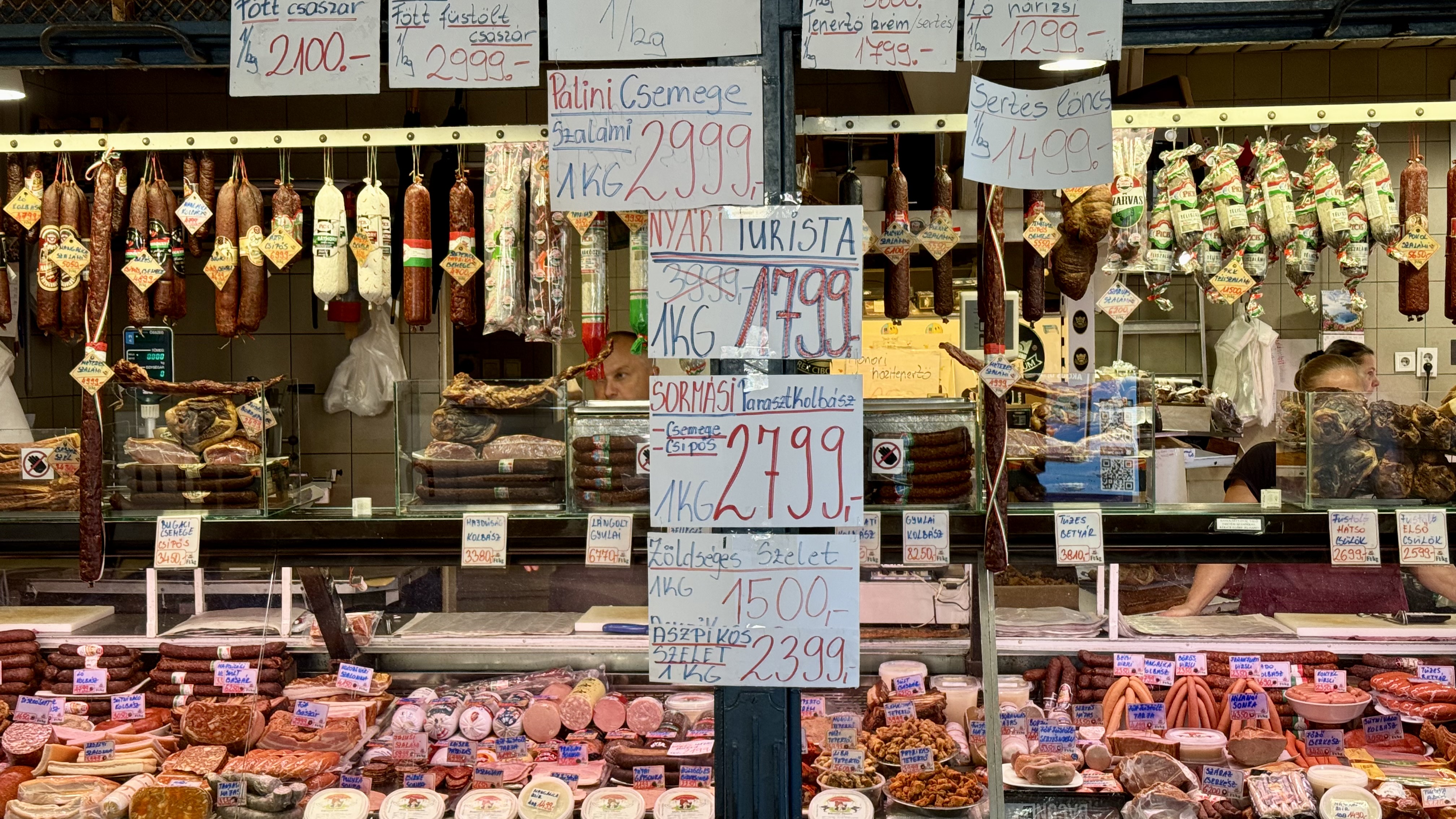 Spectacol culinar total la doi pași de România. Cât costă o porție de gulaș și ce-am descoperit într-o piață unicat
