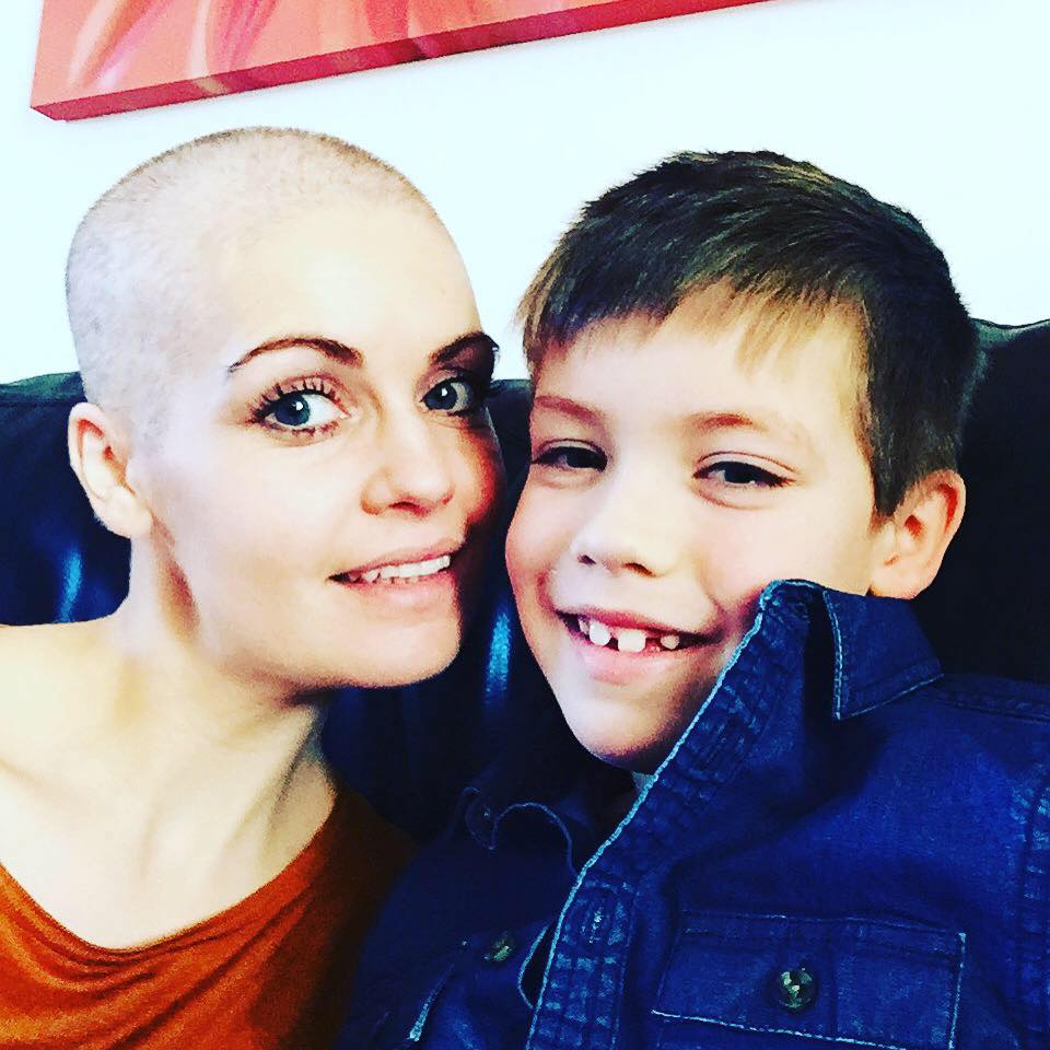 FOTO | O tânără mamă a fost diagnosticată cu cancer de sân la doar două zile după ce i s-a spus că e gravidă. Femeia a murit după ce născut