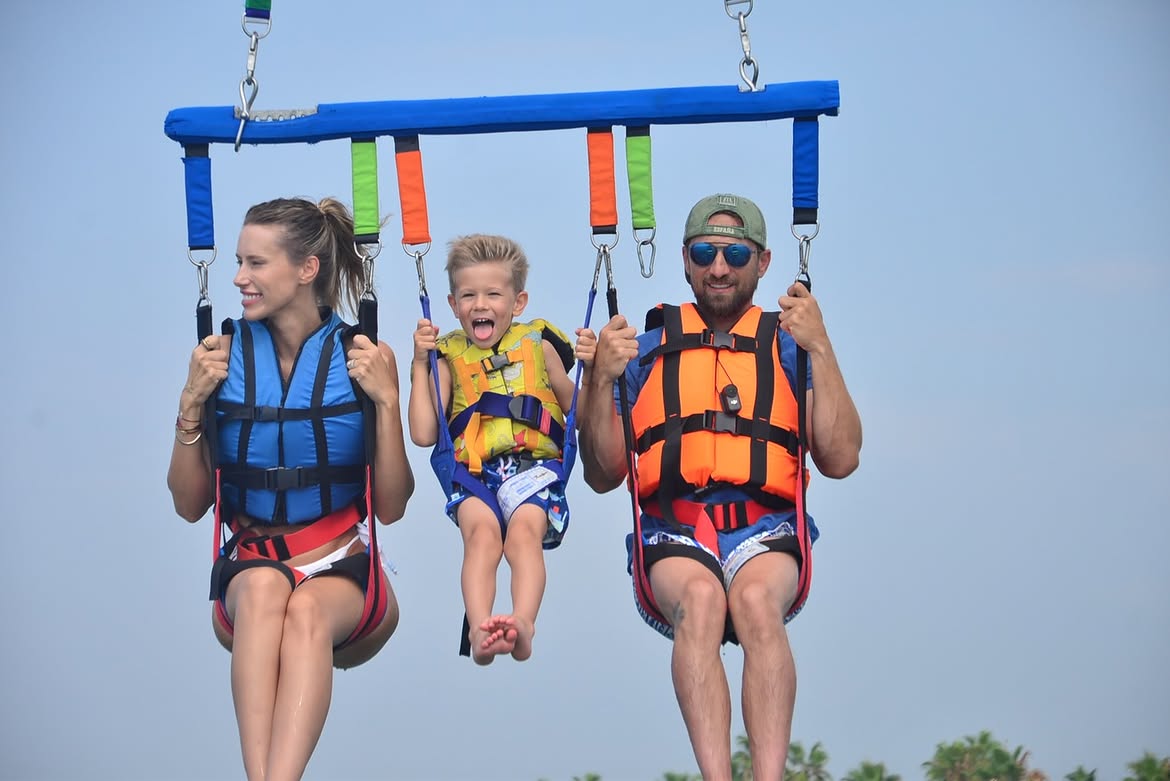 Gabriela Prisăcariu și Dani Oțil, aventură în Turcia, alături de fiul lor. Modelul a încercat parasailing pentru prima dată