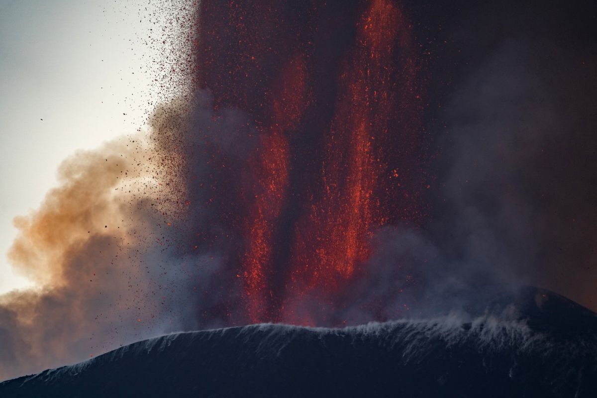Vulcanul Etna a erupt din nou. Zborurile pe Aeroportul Internațional Catania, perturbate