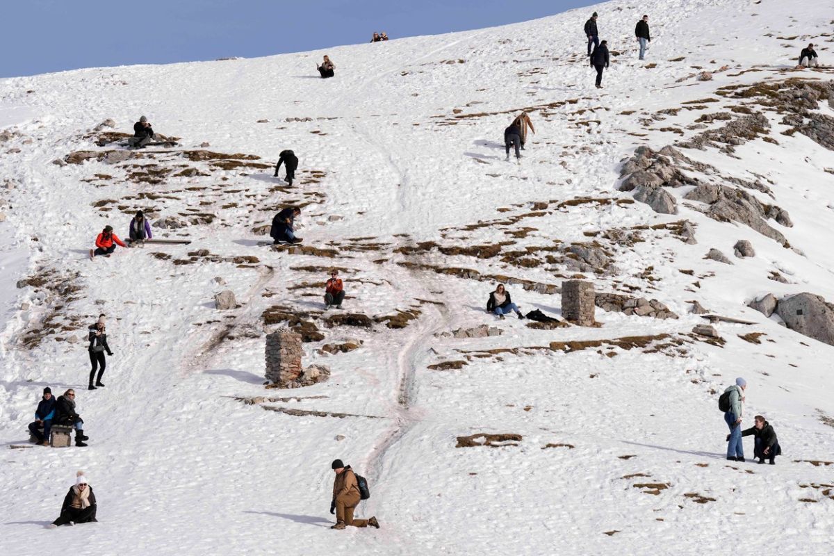 Pârtiile din Alpi, lipsite de zăpadă din cauza temperaturilor ridicate. Peisaj de toamnă și în Bucegi