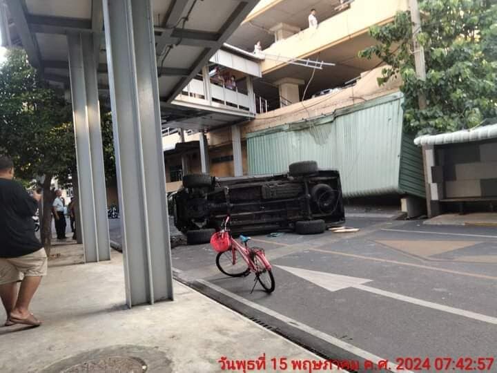 Momentul în care o mașină cade de la etajul 4 al parcării unui spital din Bangkok. Cum s-a produs accidentul | VIDEO