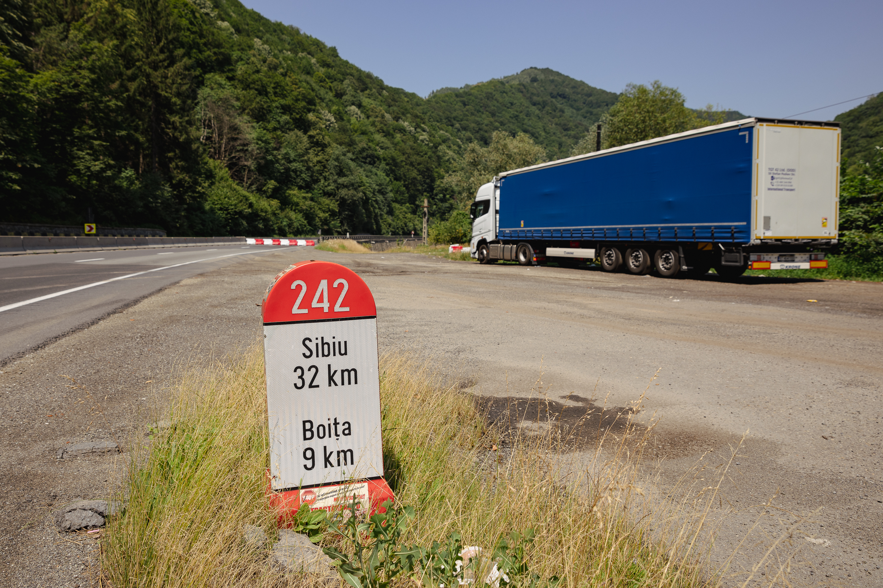 REPORTAJ Valea Oltului - viața după barieră. În lipsa traficului, natura își revine și nu prea, iar ministrul Grindeanu supraveghează cu drona progresul lucrărilor