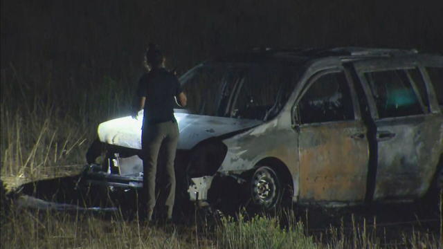 Bărbați mascați au tras într-o dubă în care erau opt români, pe o autostradă americană. Mașina românilor a ieșit de pe șosea și a luat foc