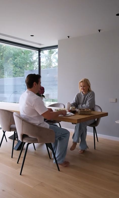 Imagini din casa în care Mihai Petre și Elwira s-au mutat. Detaliul din living care a atras atenția