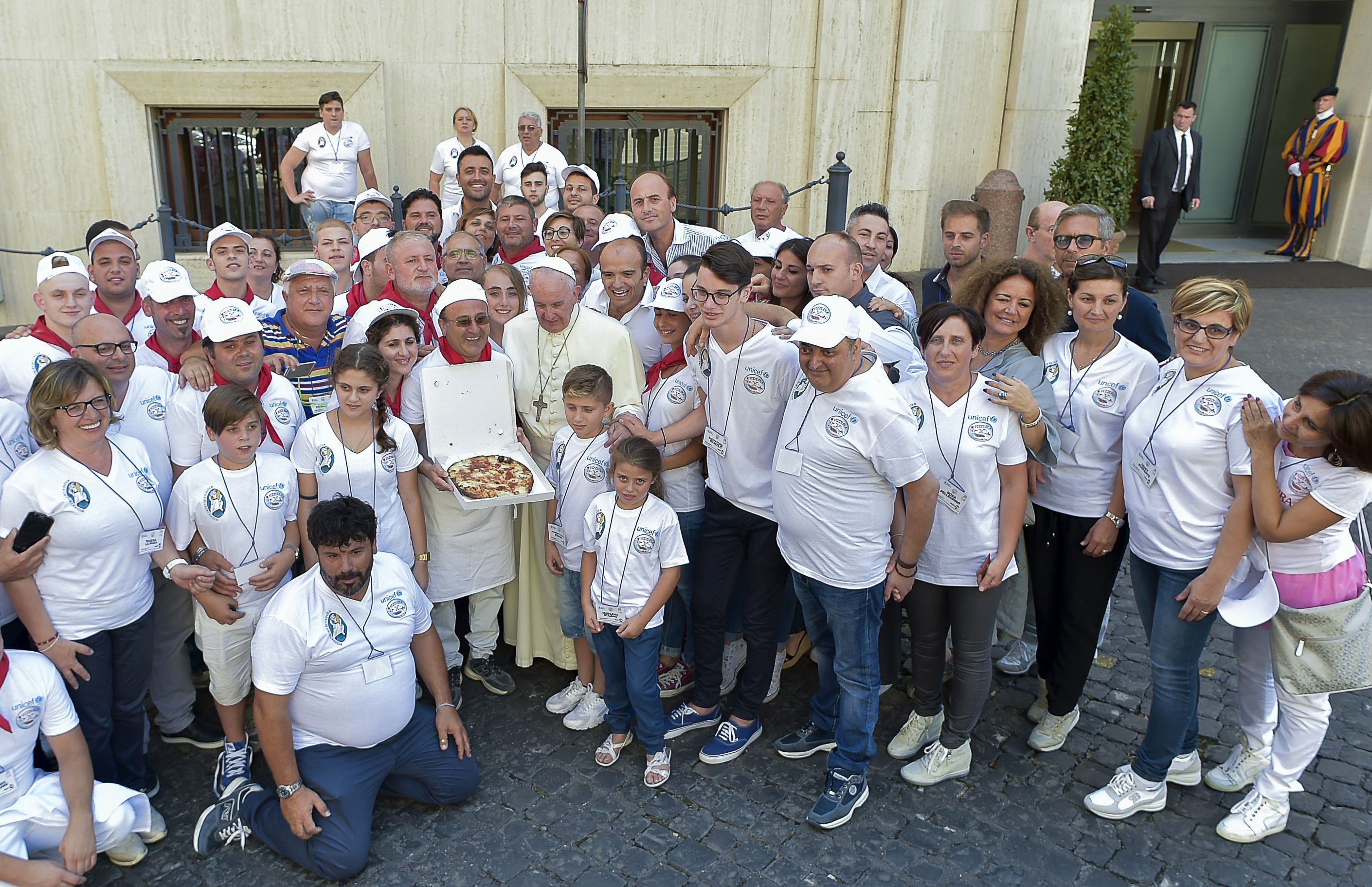 Papa Francisc, „petrecere” cu pizza în cinstea sanctificării Maicii Tereza / FOTO