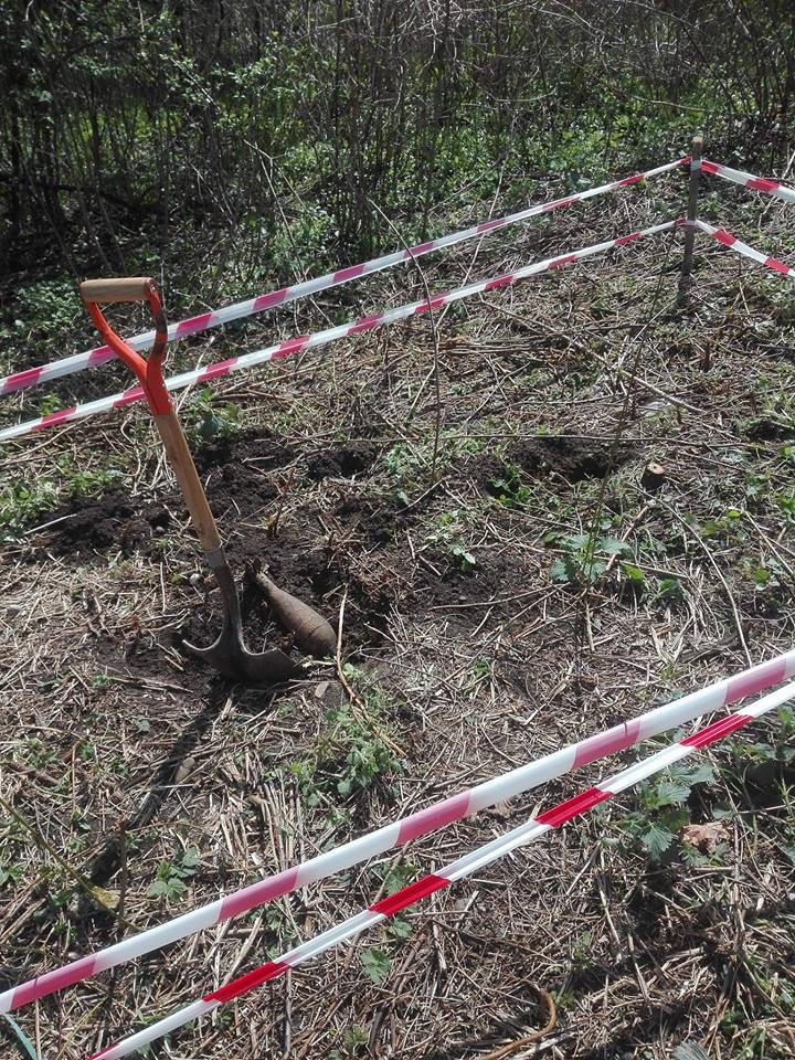 Bombă, descoperită în curtea unei biserici din Odorheiu Secuiesc. Muniția a fost ridicată de pirotehniști / FOTO
