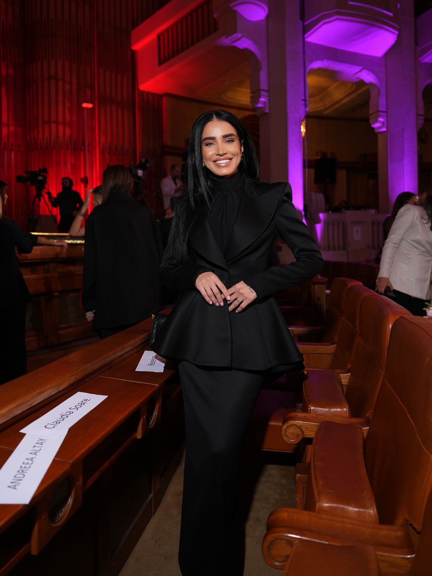 Cum au apărut Mădălina Ghenea și Adelina Pestrițu la Palatul Parlamentului, unde Anastasia Soare și-a lansat cartea: „O femeie care inspiră”