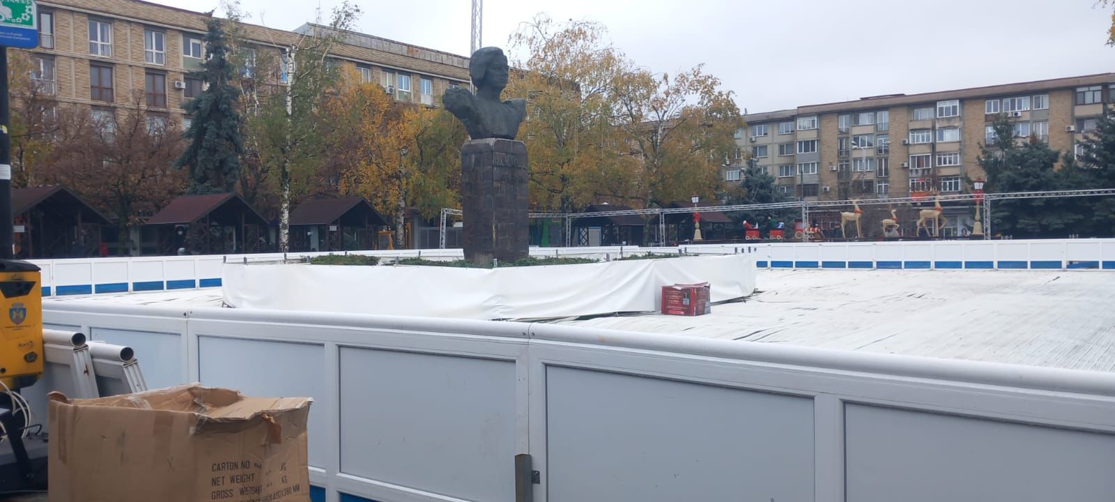 Patinoarul cu obstacole de la Ploiești, cu statuia lui Nichita Stănescu și cu tufișuri în mijloc: „Arbitrează marele poet”