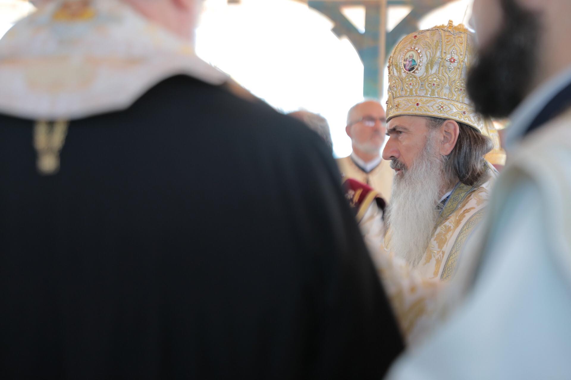 FOTO. Nunta lui George Simion, văzută de la fața locului. Câteva sute de oameni au rezistat în fața scenei, petrecerea a continuat până la 7 dimineața