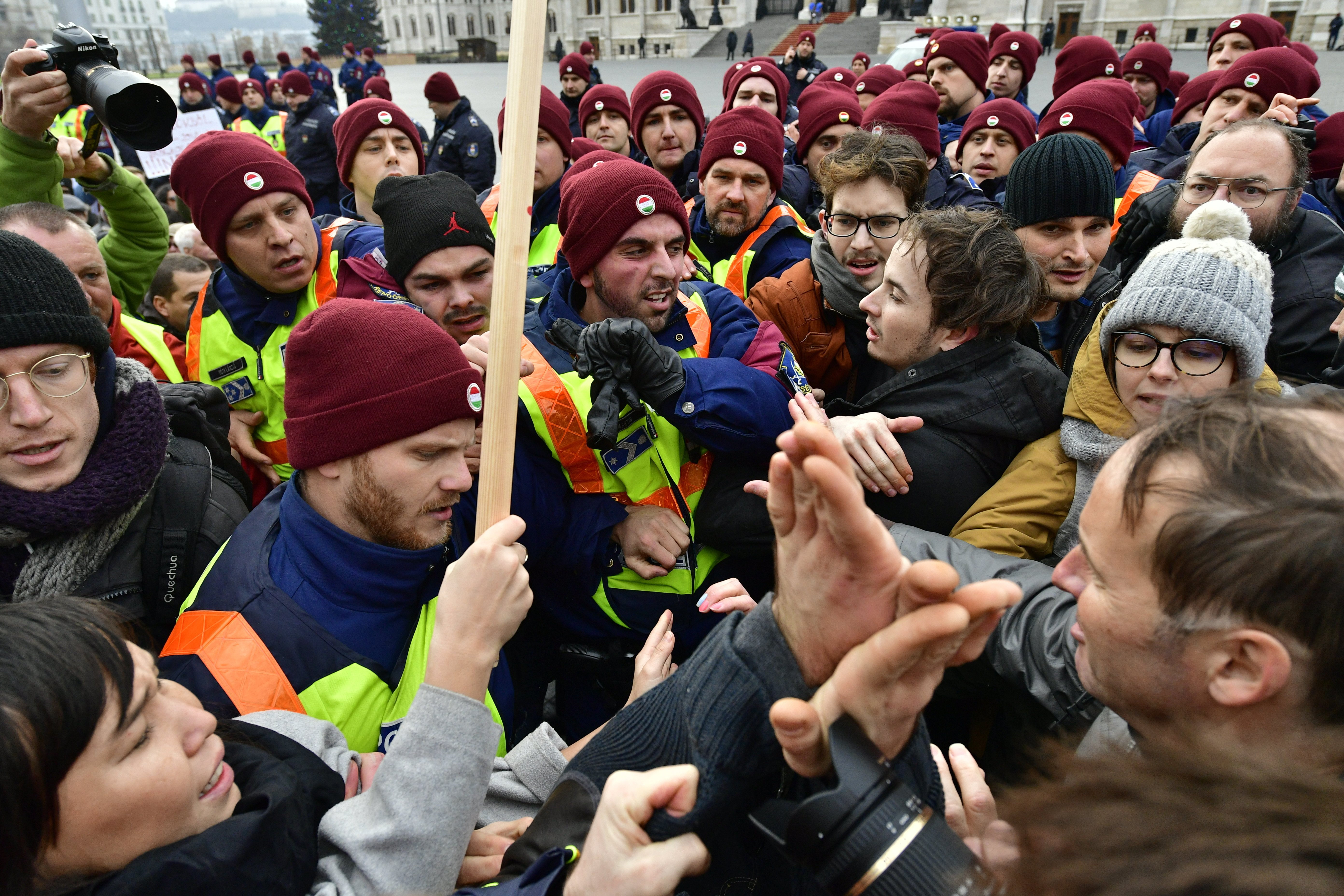 Mii de unguri au protestat împotriva "legii sclaviei", sâmbătă, la Budapesta