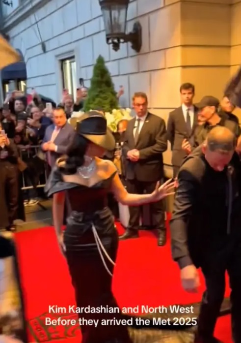 Met Gala 2025. Reacția lui Kim Kardashian după ce un agent de securitate a călcat-o pe rochie. Gestul ei, surprins de camerele de filmat