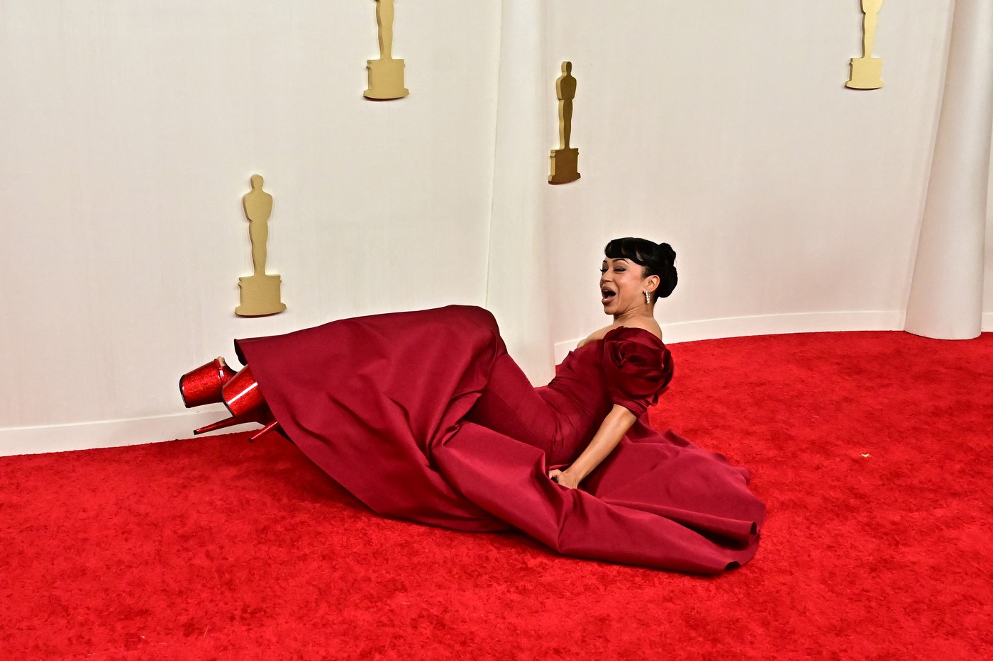 Actrița care a căzut pe covorul roșu de la Oscar 2024. Iată momentul în care Liza Koshy se împiedică din cauza rochiei | VIDEO